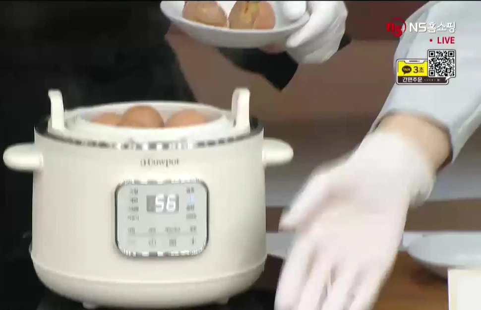 NS홈쇼핑에서 나우팟 스팀쿠커의 조리 기능을 소개하는 방송 장면